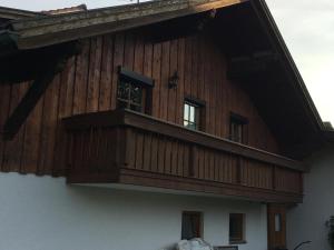 un edificio de madera con un balcón en un lateral. en FeWo Tannerbauer en Regen