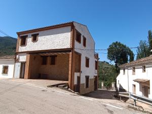 an old building on the side of a street at CASA RURAL CURTIDORES in El Batán