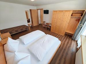 um quarto com 2 camas brancas e uma mesa em Apartments Brunella em La Villa