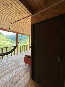 Rõdu või terrass majutusasutuses Shio's Stonehouse in Tusheti