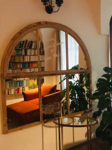 ein Bücherregal mit einer Couch im Wohnzimmer in der Unterkunft Nana Macs in Prag