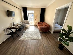 TV a/nebo společenská místnost v ubytování THE SUİT Residence Daire