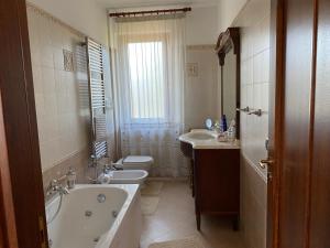 uma casa de banho com uma banheira, um WC e um lavatório. em B&B Michela em Baronissi