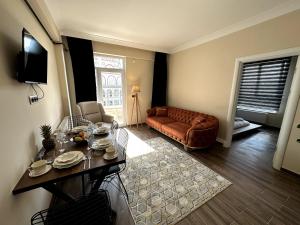 uma sala de estar com um sofá e uma mesa em THE SUİT Residence em Nevşehir