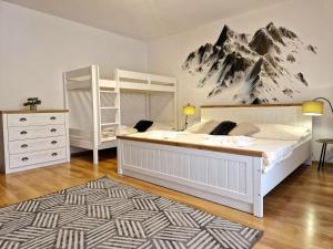 um quarto com uma cama e um beliche em Penzión & apartmány Kúria na Táľoch, Tále - Chopok JUH em Tale