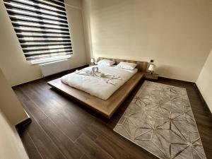 um quarto com uma cama com dois cães em THE SUİT Residence em Nevşehir