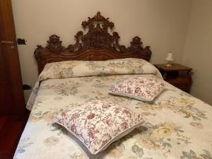 uma cama com duas almofadas em cima em B&B Michela em Baronissi