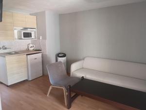 Apartamento pequeño con sofá y cocina en Bolek apartmany, en Veľký Meder