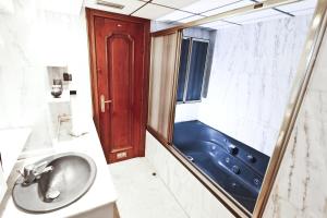 a bathroom with a sink and a tub at Eva Vendrell Planet Costa Dorada in Salou