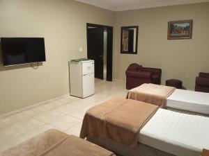 阿可賀巴的住宿－ورده，客房设有两张床和一台平面电视。