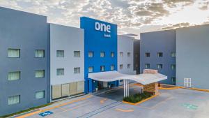 un edificio con un cartel de hotel en él en One Saltillo Aeropuerto, en Saltillo