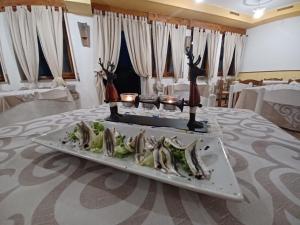 Hotel Calvanella في سيستولا: صينية طعام فوق طاولة