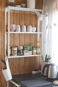 una cocina con una estantería con alimentos. en Margarita's cottage, en Jūrmala