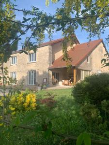 Casa de piedra grande con jardín en el primer plano en Maison Mard'Or Chambre Plume, en Mardor