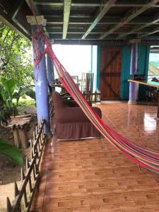una habitación con una hamaca en el medio de una habitación en La Mochis, en Puerto Jiménez