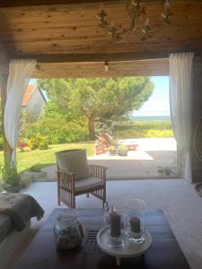 een woonkamer met een bank, een stoel en een tafel bij Maison Mard'Or Chambre Plume in Mardor