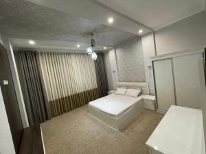 Una pequeña habitación con una cama y una ventana. en Central Apartment, en Samarkand