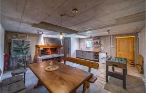 uma cozinha com uma mesa de madeira e uma lareira em 2 Bedroom Gorgeous Home In Frkasic em Gornji Frkašić