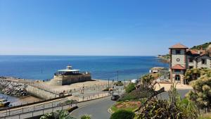 una città con una torre dell'orologio accanto all'oceano di Sylvan Seas a Whitwell