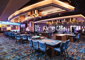 eine Bar mit Tischen und Stühlen in einem Casino in der Unterkunft Enticing Stay at Strat Casino STRIP Las Vegas in Las Vegas