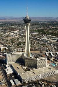 Bild eines Kontrollturms in einer Stadt in der Unterkunft Enticing Stay at Strat Casino STRIP Las Vegas in Las Vegas