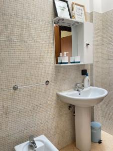 a bathroom with a sink and a mirror at Casa Turbigo-Malpensa-Milano in Turbigo