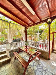 d'une terrasse avec une table et des chaises. dans l'établissement Stone house under Acropolis, à Athènes