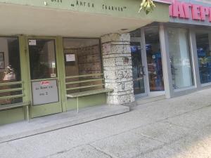 uma frente de loja com um banco à frente em Апартамент Медика 2 em Ruse