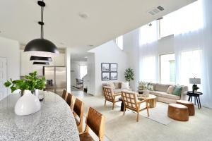 Posezení v ubytování Luxe Living 4-bedroom with fireplace & game room