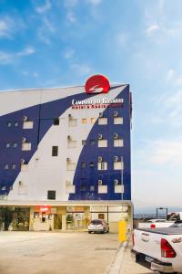 a building with a sign on the side of it at Hotel Caminho do Rosário in Aparecida