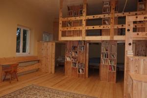 Zimmer mit Etagenbetten aus Holz, einem Schreibtisch und einem Tisch in der Unterkunft Gut Herzershof 