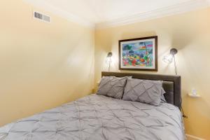 1 dormitorio con 1 cama y una pintura en la pared en Rocky Vines Wine Country Retreat with Mountain Views, en Leesburg