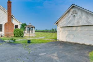 uma garagem com um gazebo ao lado de uma casa em Rocky Vines Wine Country Retreat with Mountain Views em Leesburg