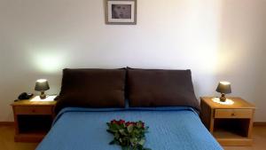 una camera con letto blu e due comodini di Palazzo Zimatore Residenza D'Epoca a Pizzo