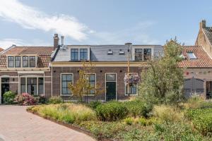 雷讷瑟Fika的砖车道大房子