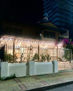 una recinzione con luci sopra di essa di fronte a una casa di Casa Teresa Hotel a Cartagena de Indias