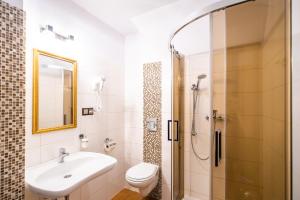 a bathroom with a sink toilet and a shower at Willa Szafran in Dzianisz