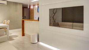 uma sala de estar com um sofá e uma mesa em Ipanema Wave Apart Hotel de Luxo Y11-005 no Rio de Janeiro