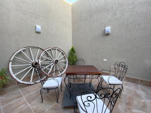 een kamer met een tafel en stoelen en een groot wiel bij Mendoza Deptos apart in Guaymallen