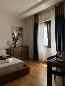 - une chambre avec un lit, une table et une fenêtre dans l'établissement Bed and Breakfast Onde Beach, à Su Forti