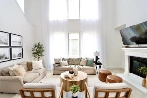 Posezení v ubytování Luxe Living 4-bedroom with fireplace & game room