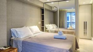sypialnia z 2 łóżkami i niebieską zabawką na łóżku w obiekcie Ipanema Wave Apart Hotel de Luxo Y11-005 w mieście Rio de Janeiro