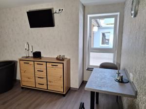 TV a/nebo společenská místnost v ubytování Pension Eichsfeld Zimmer 2 Komfort