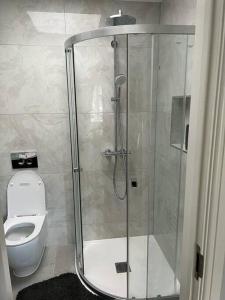 Vannituba majutusasutuses En-suite Double Room - Private Entrance & Free Parking