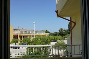 - un balcon avec vue sur le parking dans l'établissement Rifugio di Mare - Appartamento Vasto Marina, à Vasto