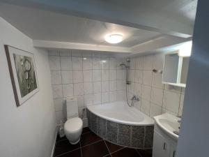 un bagno con vasca, WC e lavandino di DDR Datsche Veer a Boltenhagen