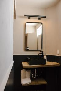 W łazience znajduje się umywalka i lustro. w obiekcie Mikaella Hotel w mieście San Miguel de Allende
