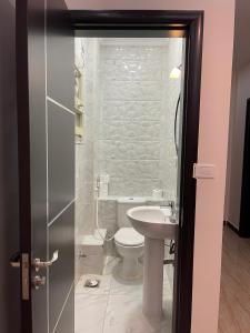 łazienka z toaletą i umywalką w obiekcie Modern Apartment 3 room in Sheikh Zayed N5 الشيخ زايد w mieście 6th Of October (Miasto 6 października)
