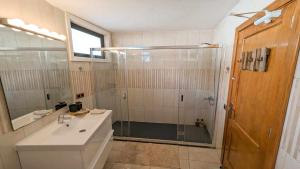 Koupelna v ubytování Bungalow Allende Famara con piscina privada y AC