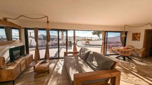 Posezení v ubytování Bungalow Allende Famara con piscina privada y AC